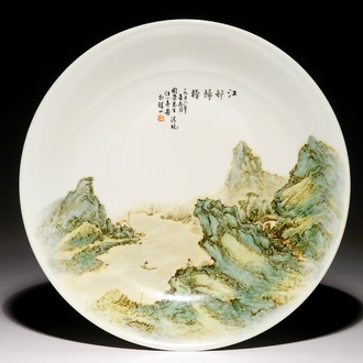 Un plat en porcelaine de Chine qianjiang cai à décor d'un paysage, 19/20ème