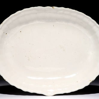 Un grand plat ovale pointu en faïence de Delft blanc monochrome, 18ème