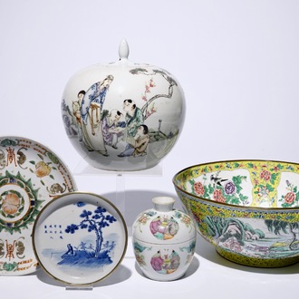 Un lot en porcelaine de Chine famille rose et bleu et blanc avec un bol en émail de Canton, 19/20ème