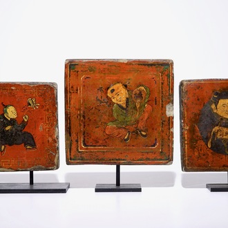 Een set van drie gelakte en beschilderde tegels, Tibet of Nepal, 19/20e eeuw