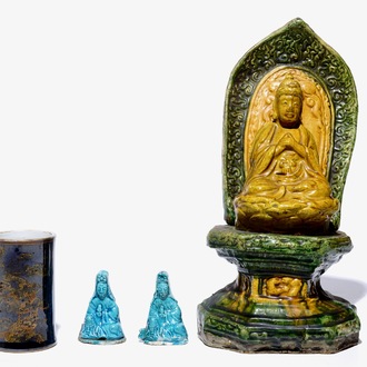 Un Bouddha sur trone sancai, deux Guanyins turquoises et un pot à pinceaux en porcelaine de Chine de fond noir et doré, 18/19ème