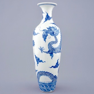 Un vase de forme meiping aux dragons en porcelaine de Chine bleu et blanc, marque Kangxi, 19ème