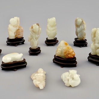Dix figures diverses en jade sculpté sur socles en bois, 19/20ème