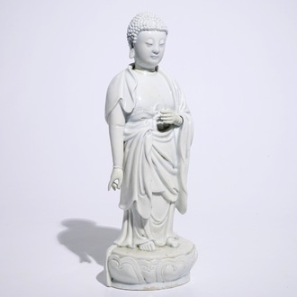 Un modèle de Bouddha debout en blanc de Chine de Dehua, marque sur le dos, Kangxi