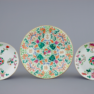 A Chinese famille rose charger and a pair of plates, 19th C.