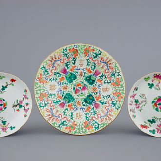 Un plat et une paire d'assiettes en porcelaine de Chine, 19ème