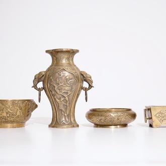 Trois bols ou brûle-parfums et un vase en bronze, Chine, 19/20ème