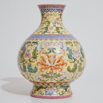 Un vase en porcelaine de Chine famille rose sur fond jaune sgraffiato de style impérial, 20ème
