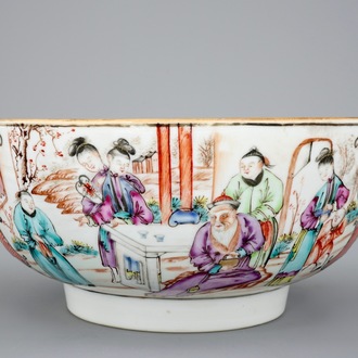 Un bol en porcelaine de Chine famille rose à décor mandarin, Qianlong