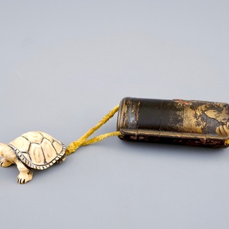 Un inro en laque avec netsuke en forme de tortue en ivoire sculpté, Japon, Meiji, 19ème