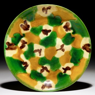 A Chinese spinach and egg glazed plate, 19th C.