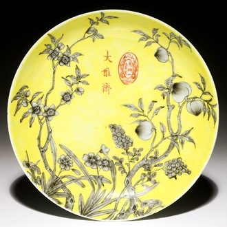 Een Chinees Dayazhai bord met grisaille decor op gele fondkleur, 19e eeuw