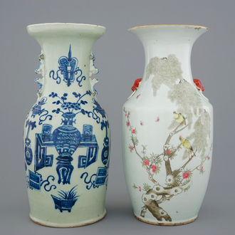 Twee Chinese famille rose en blauw-wit op celadon fond kleur vazen, 19/20e eeuw