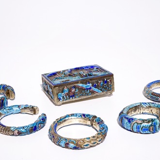 Une boîte couverte et cinq bracelets en argent émaillé, Chine, 19ème