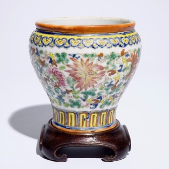 Un crachoir en porcelaine de Chine famille rose Peranakan ou Nyonya, 19ème