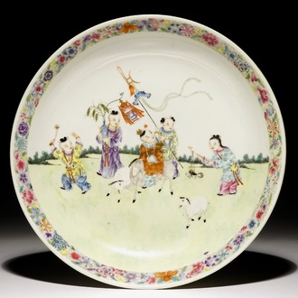 Un plat en porcelaine de Chine famille rose aux enfants jouants, République, 20ème
