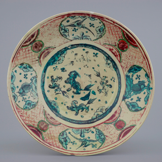 Un plat en porcelaine de Chine, dit de Swatow, à décor de lions bouddhistes, Ming