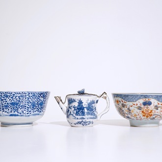 Un bol octogonal et une théière en porcelaine de Chine bleu et blanc, avec un bol de style Imari, 18/19ème