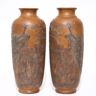Une paire de vases en grès de Yixing à décor en relief de paons, 20ème