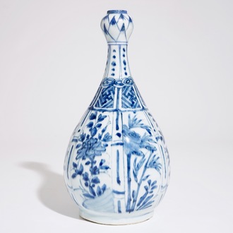 Een Chinese blauw-witte flesvormige vaas, Ming, Wanli
