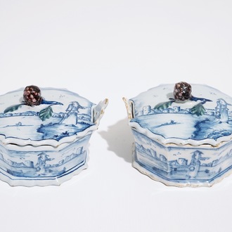 Une paire de beurriers en faïence de Delft bleu et blanc aux prises en forme de mûres, 18ème