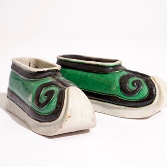 A pair of Chinese verte biscuit brushwashers modelled as shoes, Kangxi