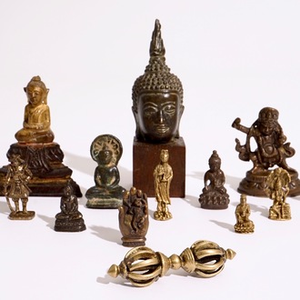 Une collection de petites figures en bronze, Inde, Népal, Tibet, Japon, 18/20ème