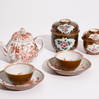 Deux bols couverts, deux tasses et soucoupes en porcelaine de Chine sur fond capucin, et une théière en Imari de Japon, 18ème