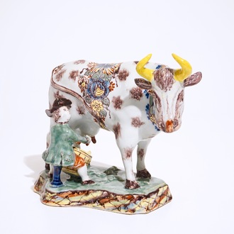 Een polychrome Delftse groep van een koe met melker, 18e eeuw