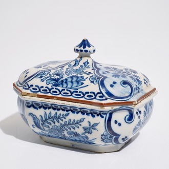 Een Delftse blauw-witte dekselterrine met floraal chinoiseriedecor, 18e eeuw