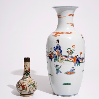 Un vase en porcelaine de Chine doucai, marque de Kangxi, et un vase famille rose sur fond craquelé, 19/20ème