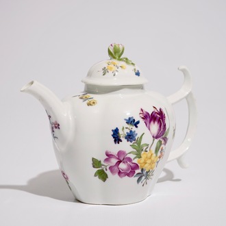 Een Duitse porseleinen theepot en deksel met floraal decor, 18/19e eeuw