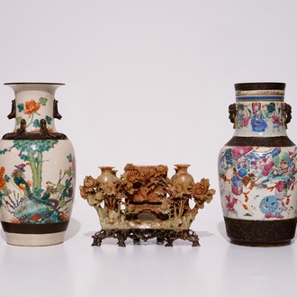 Quatre vases en porcelaine de Chine famille rose et verte de type craquelé et un porte-cigarettes en pierre de savon, 19/20ème