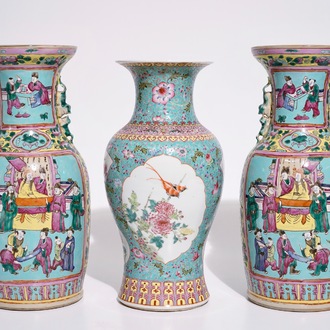 Une paire de vases, 19ème, et un vase, marque de Qianlong, 20ème, en porcelaine de Chine famille rose sur fond turquoise