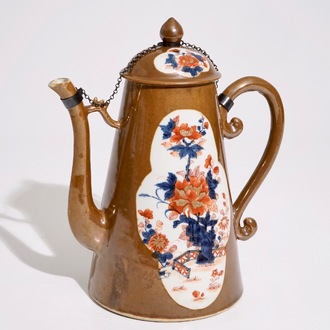 Une cafetière en porcelaine de Chine de style Imari sur fond brun capucin, Qianlong