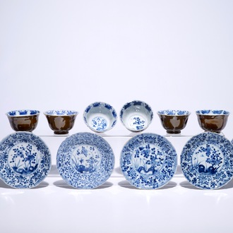 Six tasses et soucoupes en porcelaine de Chine bleu et blanc sur fond brun capucin, Kangxi