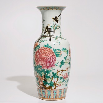 Un vase en porcelaine de Chine famille rose aux oiseaux parmi pivoines, 19ème