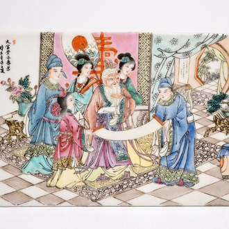 Une plaque signée en porcelaine de Chine famille rose, 20ème