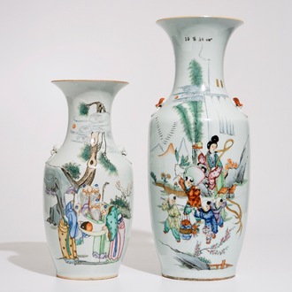 Deux vases en porcelaine de Chine famille rose à calligraphie, 19/20ème
