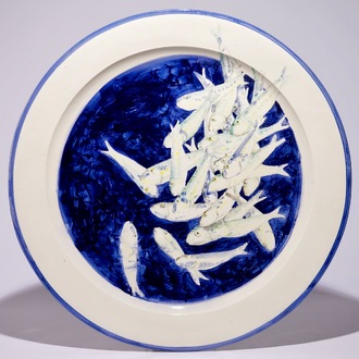 Joost Gevaert: Een zeer grote ronde schotel met vissen op een blauwe fond, ca. 2013