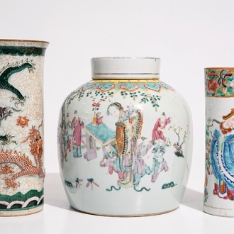 Un pot à gingembre, un pot à pinceaux et un vase aux dragons en porcelaine de Chine, 19ème