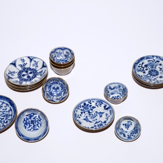 Tien Chinese koppen en schotels met blauw-wit decor op capucijn bruine fond, Kangxi