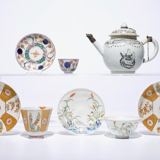 Un lot varié en porcelaine de Chine et Japon, avec une théière, quatre tasses et trois soucoupes, Kangxi et après