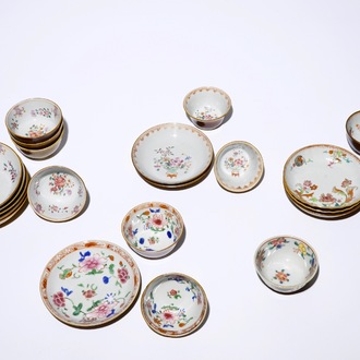 Onze tasses et soucoupes en porcelaine de Chine famille rose sur fond brun capucin, Qianlong