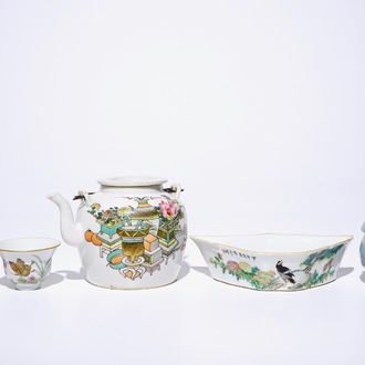Een gevarieerd lot Chinees famille rose, monochroom en qianjiang cai porselein, 19/20e eeuw