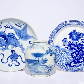 Twee blauw-witte Chinese borden met een arend en tempelleeuwen en een vaas met landschapsdecor, 19/20e eeuw