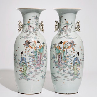 Une paire de vases en porcelaine de Chine famille rose à décor de femmes immortelles, 19/20ème