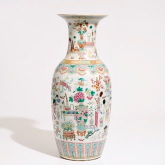 Een Chinese famille rose vaas met decor van "100 kostbaarheden", 19e eeuw