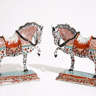 Une paire de chevaux en faïence de Delft polychrome petit feu, 18ème