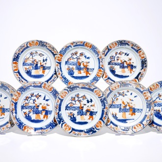 Huit assiettes en porcelaine de Chine de style Imari à décor de figures dans un jardin, Kangxi/Yongzheng
